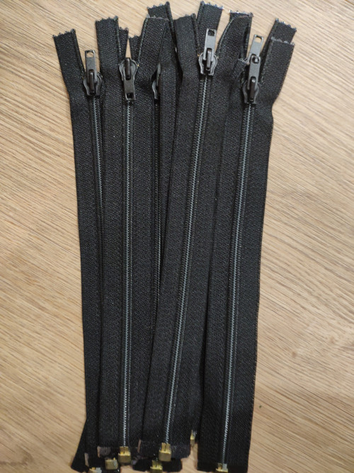 Černý zip 23 cm
