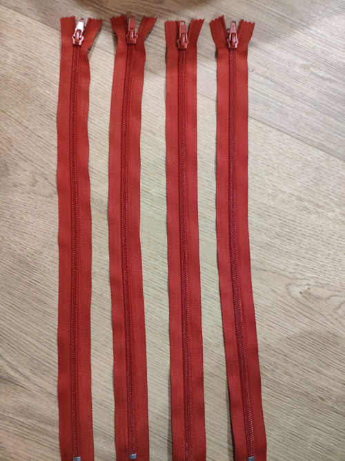 Červený zip 40 cm