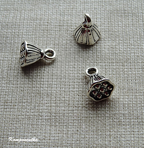 Kovový přívěsek kytička 8x6mm 1kus