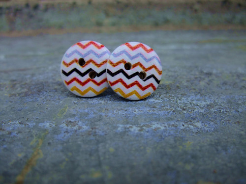 Knoflíkové náušnice - zig zag barevné