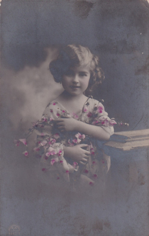 Pohlednice dívka s kvítky — foto 1