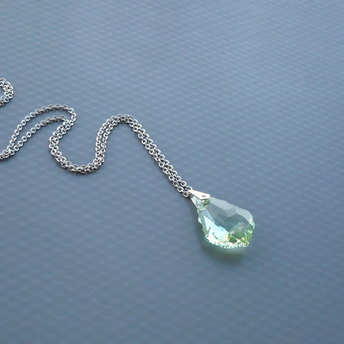 Světle zelená kapka Swarovski na nerez řetízku