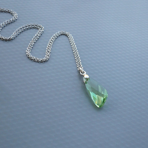 Sv. zelená zkosená kapka Swarovski - nerez řetízek