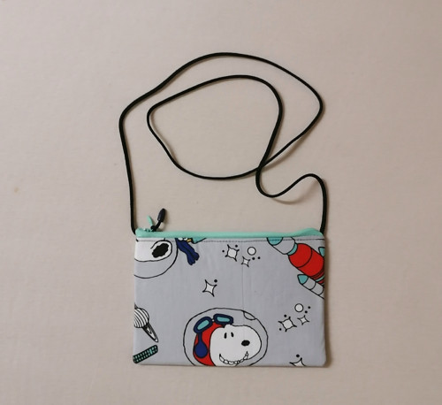 Kabelka-crossbody Snoopy sleva