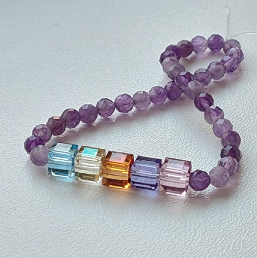 Náramek z minerálů. Ametyst a Swarovski