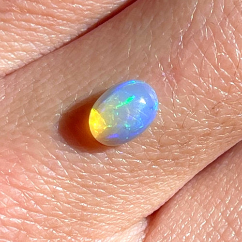 Etiopský opál kabošon ovál / 7x5x2,5mm, č.6