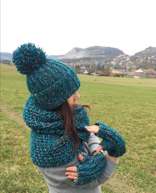 Ručně háčkovaná souprava z trojité příze, teplá.