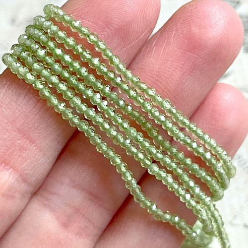 Olivín - peridot broušený rondelky / cca 2mm