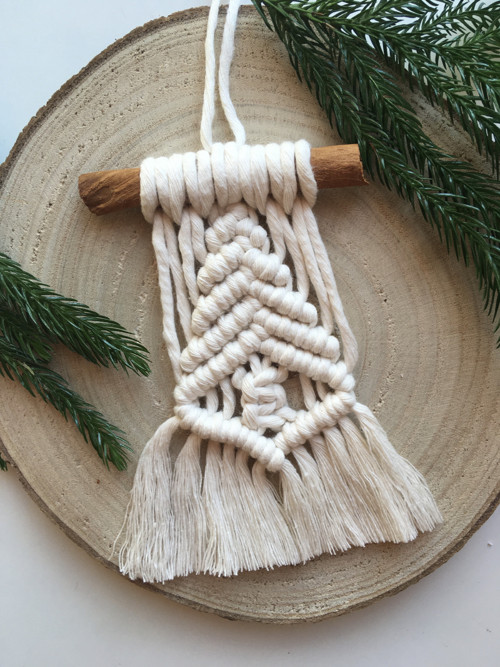 Macramé ozdoba stromeček