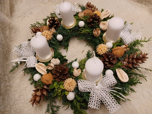 Bílý adventní věneček — foto 1