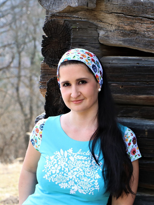 Úpletová čelenka folkové kvety biele