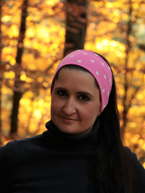 Úpletová čelenka bodka na ružovej