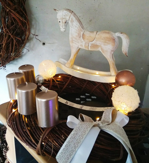 Velký adventní věnec s koníkem — foto 1