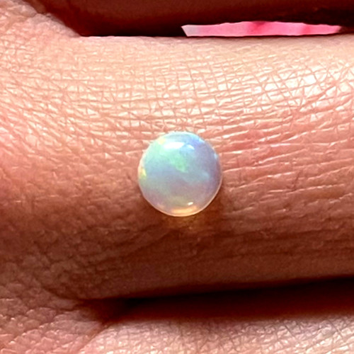 Etiopský opál kabošon ovál / 5x3mm (č.2)