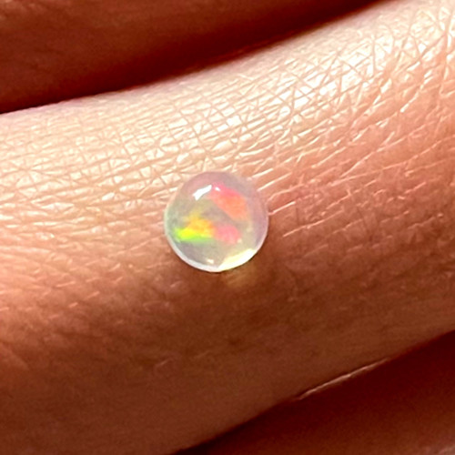 Etiopský opál kabošon ovál / 4x2mm (č.5)