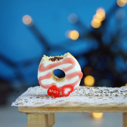 Srdíčkový donut nakousnutý