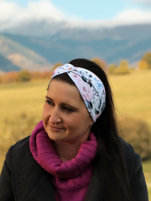 Prekrížená úpletová čelenka letné ruže