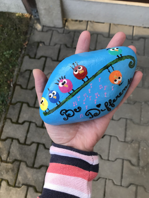 Malovaný kámen "Be different ptáčci" — foto 1