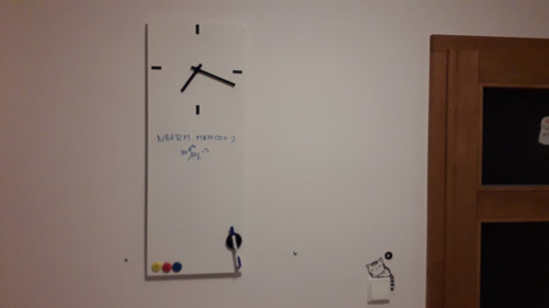 Magnetické hodiny s tabulí — foto 1