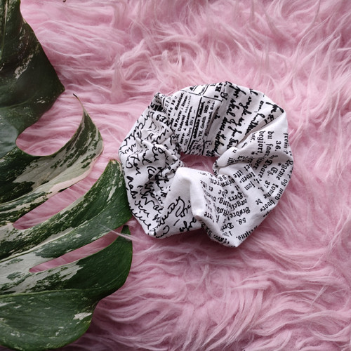Scrunchie černobílá gumička do vlasů noviny — foto 1