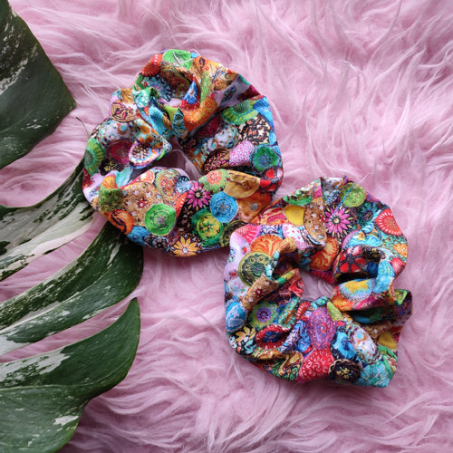 Scrunchie barevná gumička do vlasů knoflíky — foto 1