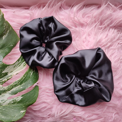 Scrunchie černá saténová gumička do vlasů — foto 1