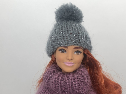 Čepice pro Barbie s bambulí šedá — foto 1