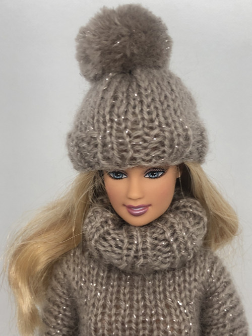 Čepice pro Barbie s bambulí béžová — foto 1