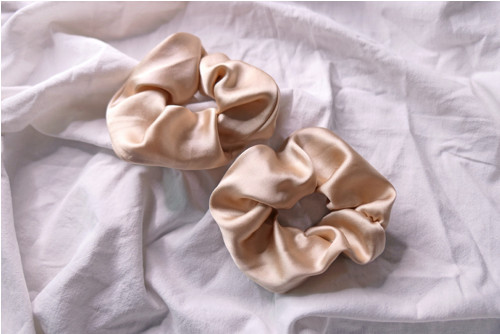 Gumička scrunchie krémová - 100% hedvábí — foto 1
