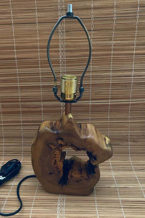 Dřevěná lampa bez stínítka — foto 1