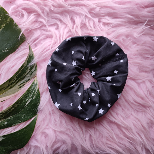 Scrunchie černá gumička do vlasů s hvězdičkama — foto 1