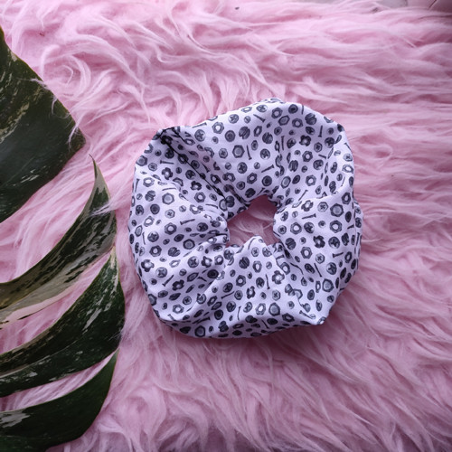 Scrunchie bílá gumička do vlasů s šroubkama — foto 1