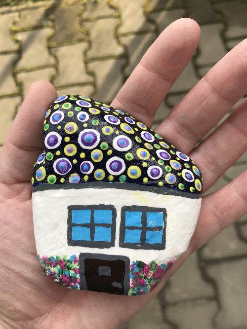Malovaný kámen "domeček"