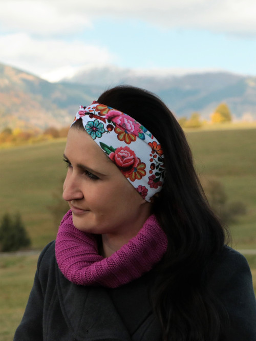 Prekrížená úpletová čelenka výšivka
