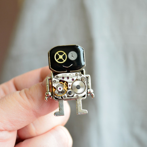Robot z hodinek, brož — foto 1