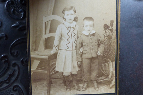S mladším bratrem... kabinetní fotografie