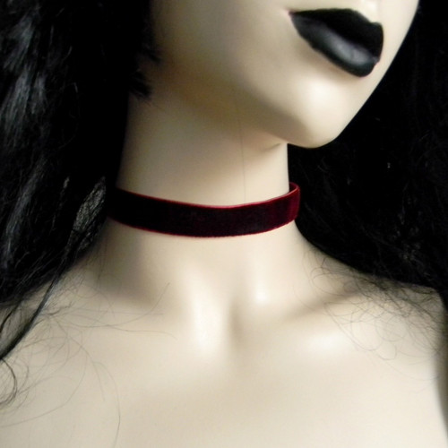 Gotický bordový sametový choker