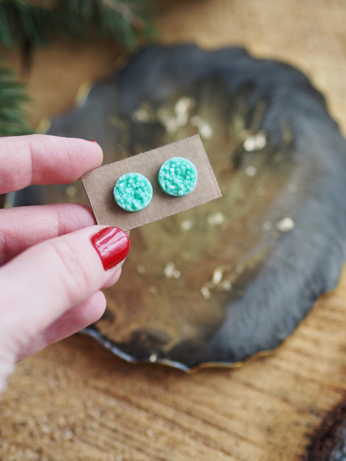 Krystalické náušnice z plastu - minty mint