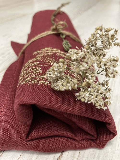 Ľanová utierka ,, burgundy" s výšivkou PÚPAVKA