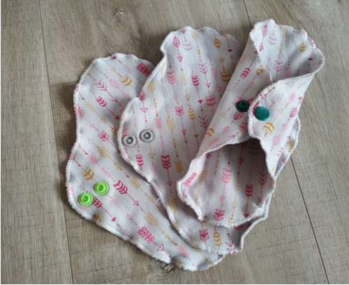 Látková intimka 19 cm - šedé šipky