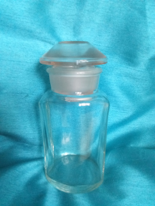 Sklenice se zátkou