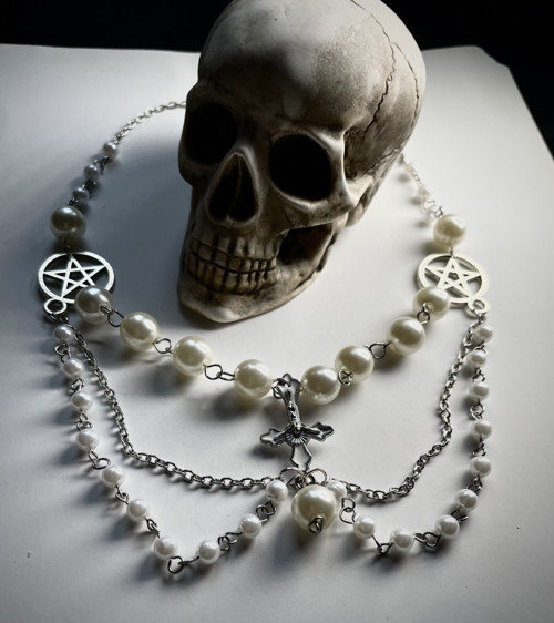 Bílý gothic náhrdelník — foto 1