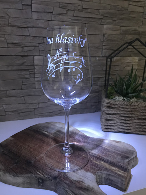Pískovaná sklenička pro zpěváky — foto 1