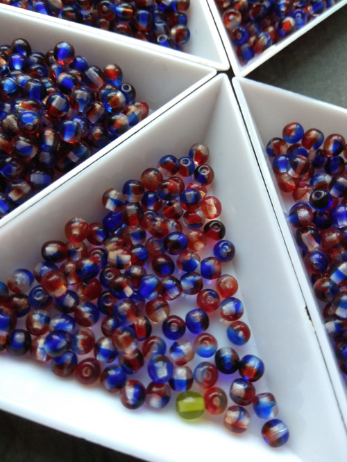 Mačkané korálky - kuličky trojbarevné 4 mm — foto 1