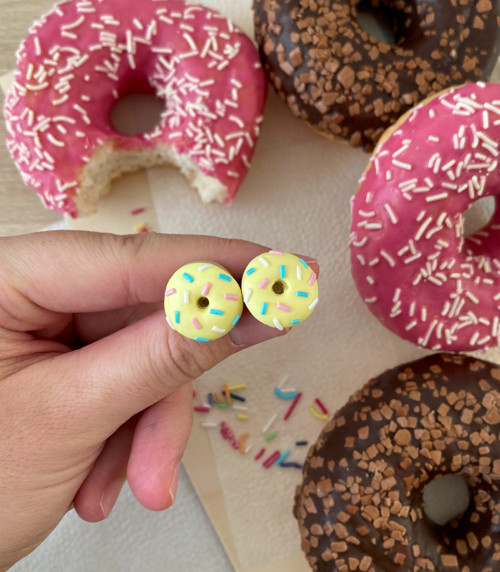Donuty s citronovou polevou a posypkou (pecky)