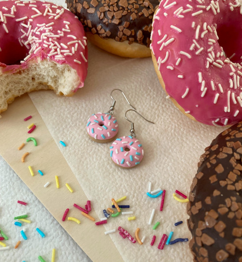 Malinové donuty s barevnou posypkou