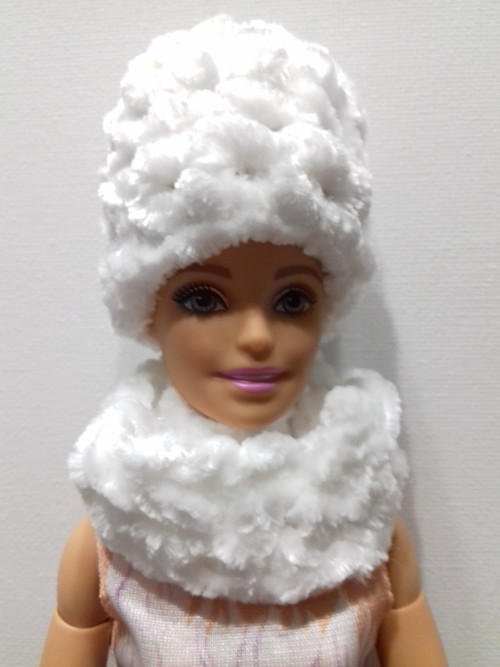 Šatičky pro Barbie - nákrčník a čapky č. 2 — foto 1