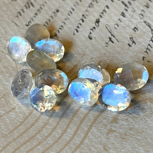 Měsíční kámem kabošon ovál 10x8mm AAA broušený