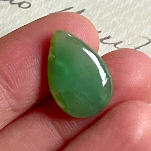 Chryzopras pravý kabošon kapka 19,5x13x4mm
