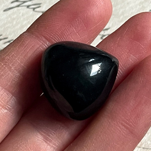 Achát kabošon kapka / 28x23x10 mm